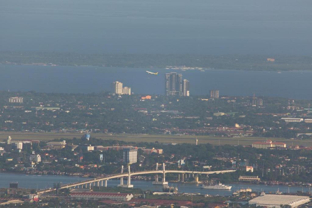 Reddoorz At Fat J Apartelle Mactan Cebu Eksteriør bilde