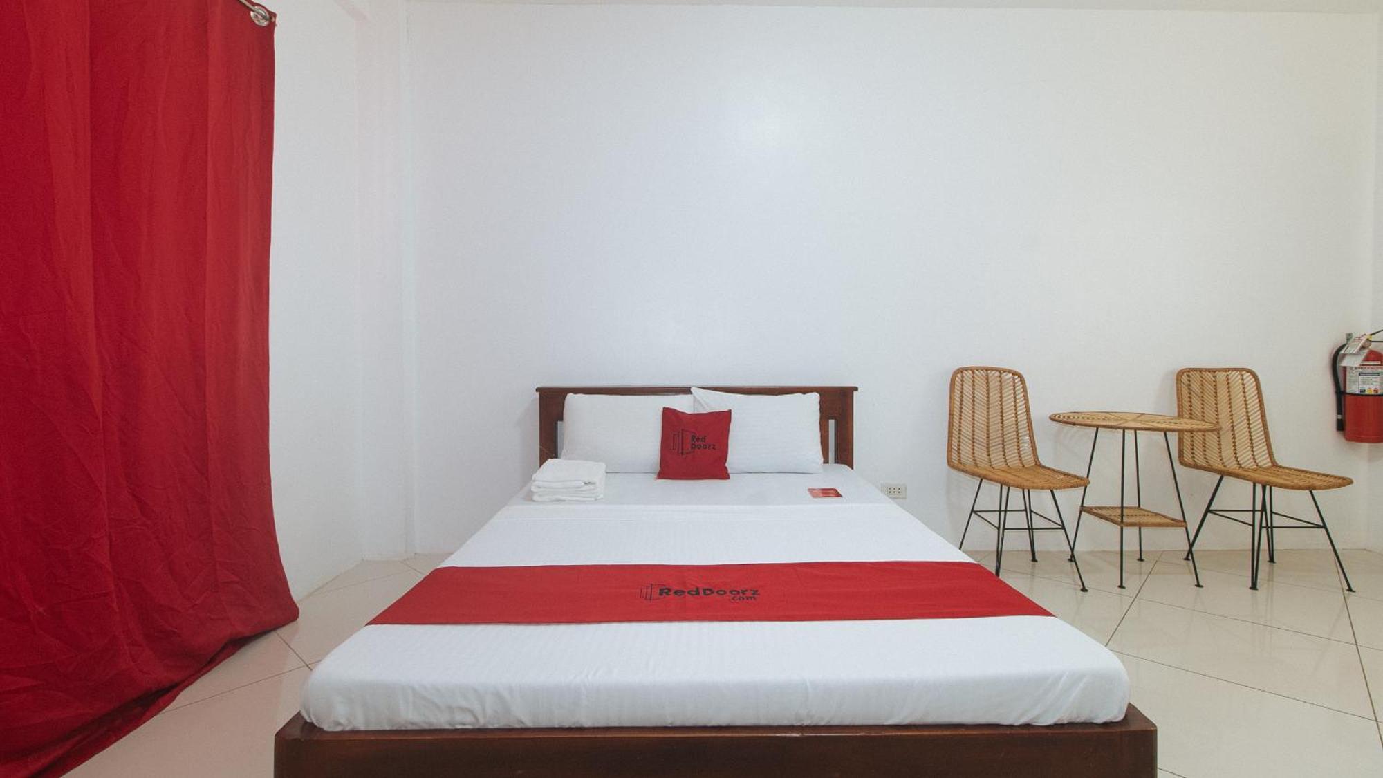 Reddoorz At Fat J Apartelle Mactan Cebu Eksteriør bilde