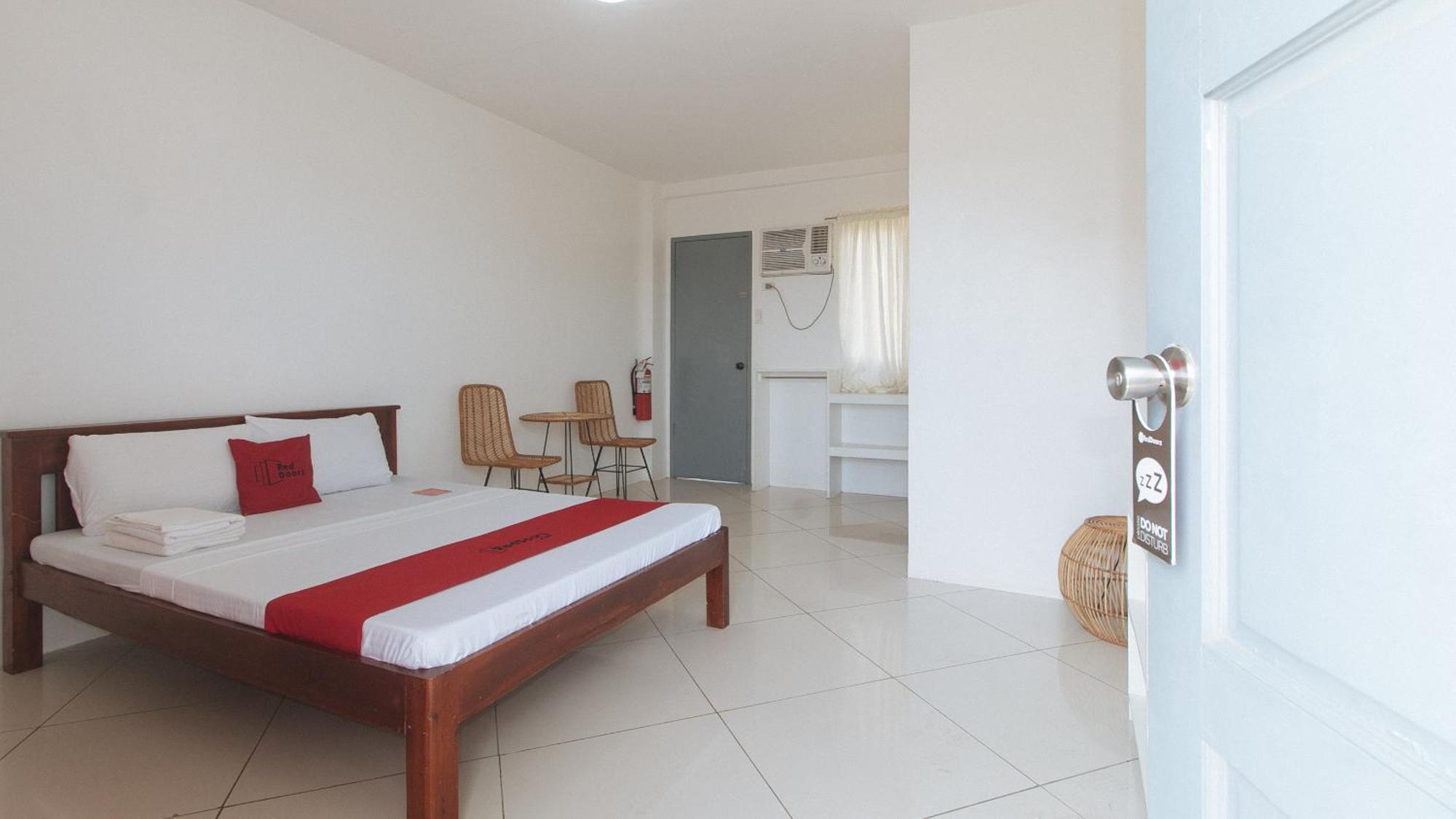 Reddoorz At Fat J Apartelle Mactan Cebu Eksteriør bilde