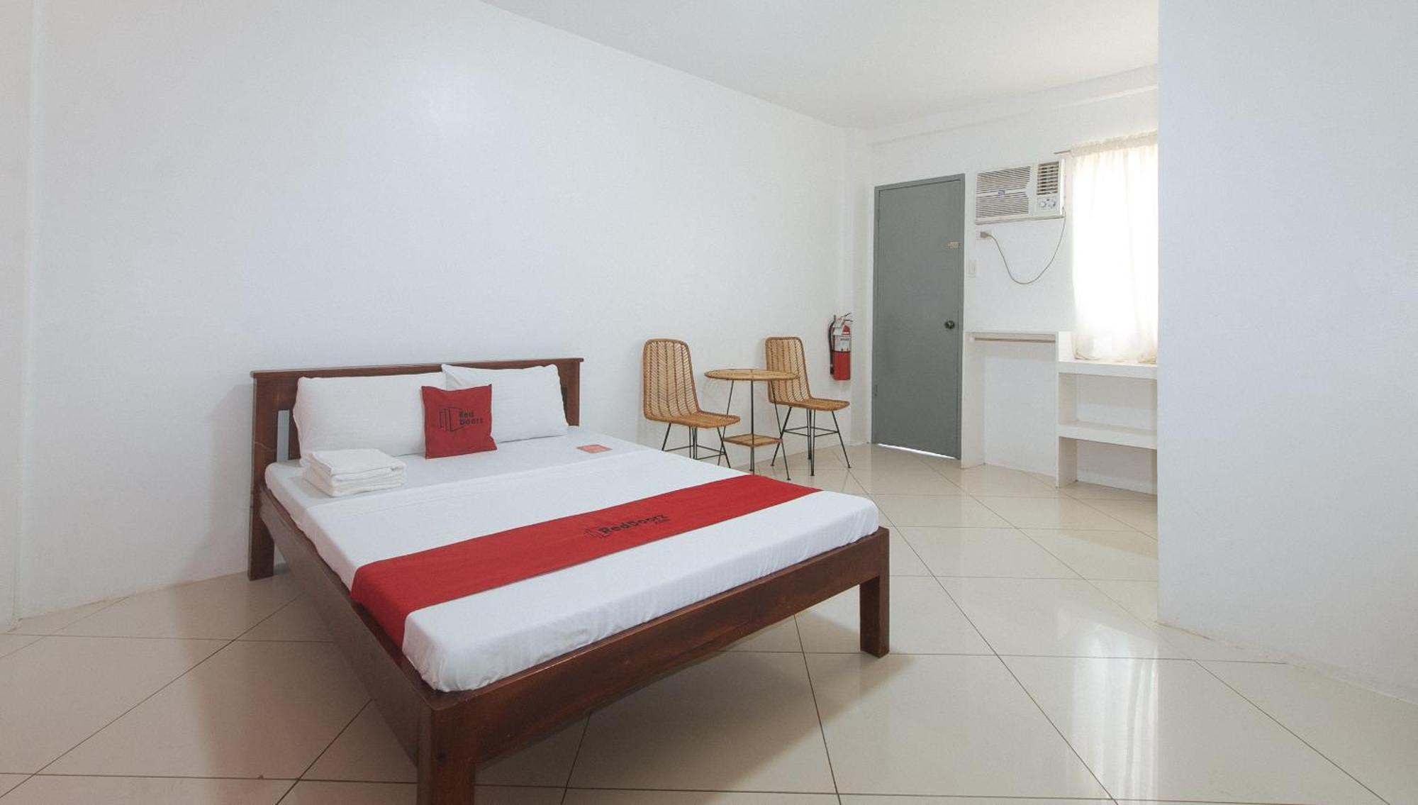 Reddoorz At Fat J Apartelle Mactan Cebu Eksteriør bilde